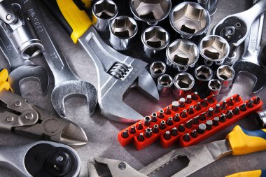 Çeşitli metal aletlerle kompozisyon.