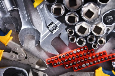 Çeşitli metal aletlerle kompozisyon.