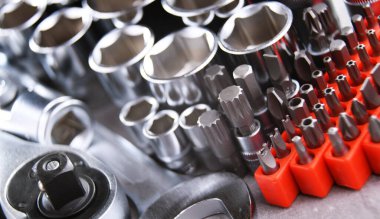 Çeşitli metal aletlerle kompozisyon.