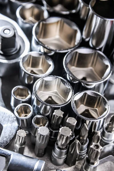 Çeşitli metal aletlerle kompozisyon.