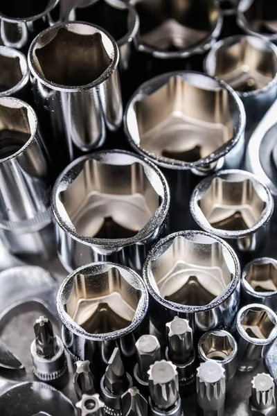 Çeşitli metal aletlerle kompozisyon.