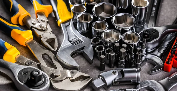 Çeşitli metal aletlerle kompozisyon.