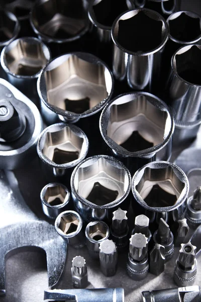 Çeşitli metal aletlerle kompozisyon.