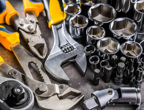 Çeşitli metal aletlerle kompozisyon.