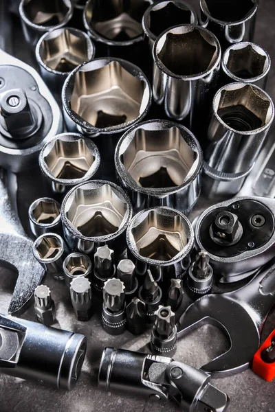 Çeşitli metal aletlerle kompozisyon.