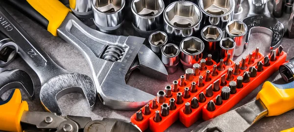 Çeşitli metal aletlerle kompozisyon.