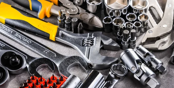 Çeşitli metal aletlerle kompozisyon.