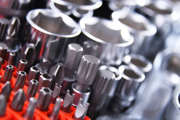 Çeşitli metal aletlerle kompozisyon.