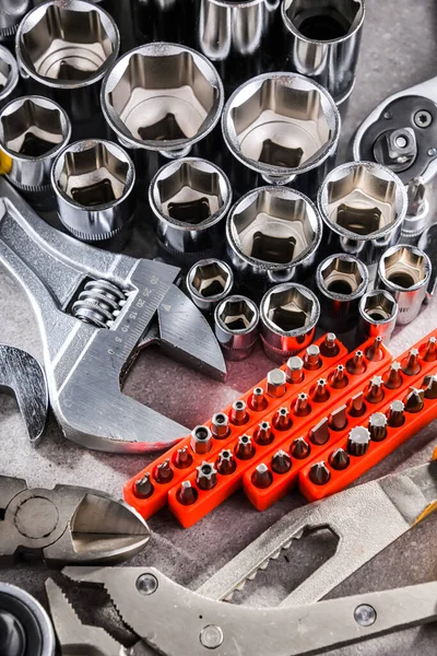 Çeşitli metal aletlerle kompozisyon.