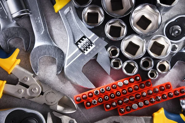 Çeşitli metal aletlerle kompozisyon.