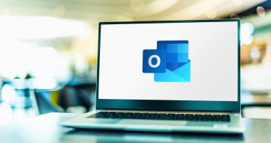POZNAN, POL - 6 Şubat 2021: Microsoft tarafından geliştirilen Office aile yazılımı ve hizmetlerinin bir parçası olan Microsoft Outlook programının logosunu gösteren dizüstü bilgisayar