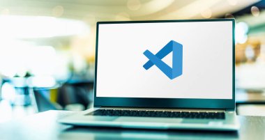 POZNAN, POL - 6 Şubat 2021: Microsoft Visual Studio 'nun (IDE) entegre geliştirme ortamı (Microsoft Visual Studio) logosunu gösteren dizüstü bilgisayar