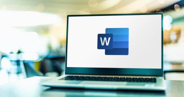 POZNAN, POL - 6 Şubat 2021: Microsoft Word 'ün bir kelime işlemcisi olan Microsoft Word' ün logosunu gösteren dizüstü bilgisayar