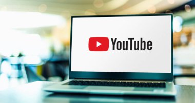 POZNAN, POL - 6 Şubat 2021: Merkezi San Bruno, Kaliforniya 'da bulunan bir Amerikan video paylaşım sitesi olan YouTube' un logosunu gösteren dizüstü bilgisayar. Google 'ın yan kuruluşları olarak çalışır.