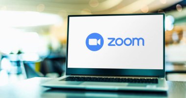 POZNAN, POL - 6 Şubat 2021: Zoom, videotelephony ve çevrimiçi sohbet hizmetlerinin logosunu gösteren dizüstü bilgisayar, bulut tabanlı bir peer-to-peer yazılım platformu üzerinden