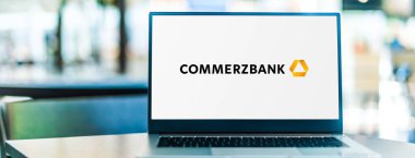 POZNAN, POL - 6 Şubat 2021: Merkezi Frankfurt 'ta bulunan büyük bir Alman bankası olan Commerzbank' ın logosunu gösteren dizüstü bilgisayar