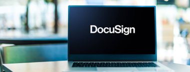 POZNAN, POL - 6 Şubat 2021: Merkezi San Francisco, Kaliforniya 'da bulunan ve organizasyonların elektronik anlaşmaları yönetmesine olanak sağlayan Docusign' ın logosunu gösteren dizüstü bilgisayar