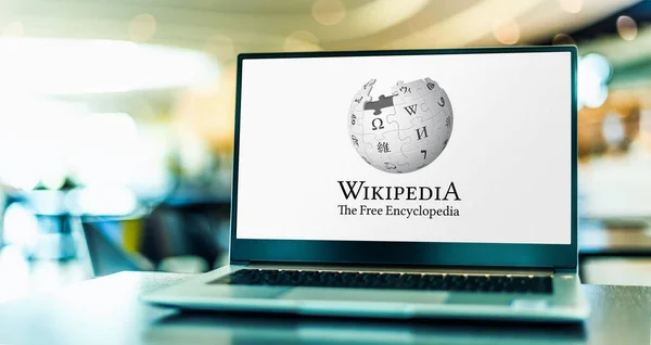 Poznan Pol 2021年2月6日 非営利団体ウィキメディア財団が所有し サポートしているウィキペディア 多言語 ウェブベース フリー百科事典のロゴを表示するラップトップコンピュータ — ストック写真