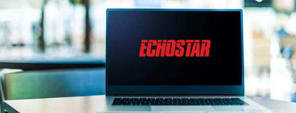 Poznan Pol Feb 2021 Computadora Portátil Que Muestra Logotipo Echostar — Foto de Stock