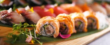 Çeşitli suşi sarmalarıyla kompozisyon.