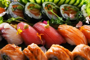 Çeşitli suşi sarmalarıyla kompozisyon.