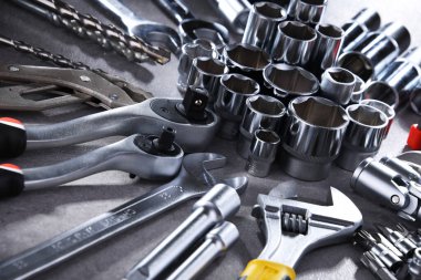 Çeşitli metal aletlerle kompozisyon.