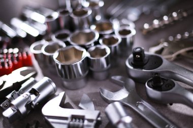 Çeşitli metal aletlerle kompozisyon.