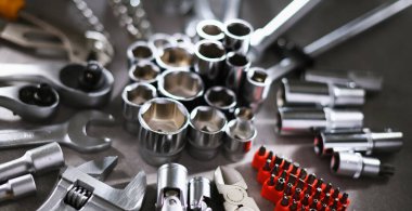 Çeşitli metal aletlerle kompozisyon.