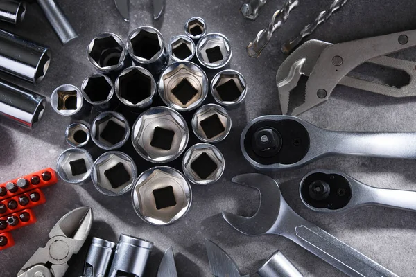 Çeşitli metal aletlerle kompozisyon.