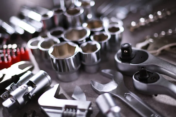 Çeşitli metal aletlerle kompozisyon.