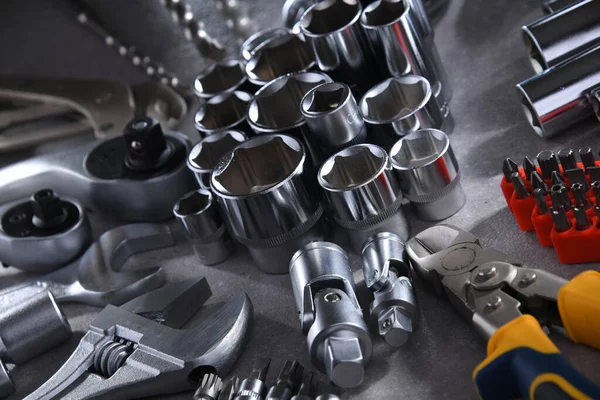 Çeşitli metal aletlerle kompozisyon.