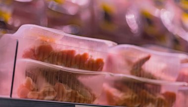 Marketin ticari buzdolabında satılığa çıkarılan et ürünleri