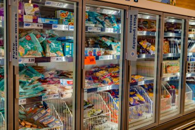 POZNAN, POL - SEP 8, 2021: Ticari buzdolabında satılığa çıkarılan gıda ürünleri