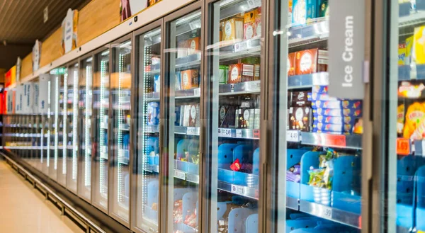 Poznan Pol Sep 2021 Lebensmittel Die Gewerblichen Kühlschränken Zum Verkauf — Stockfoto