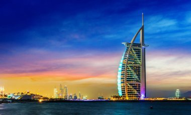 DUBAI, BİRLİK ARAB EMIRATES - 11 Şubat 2019: Burç El Arap veya Arap Kulesi, Dubai 'de lüks bir otel, Marina Kuleleri arka planda, Birleşik Arap Emirlikleri.
