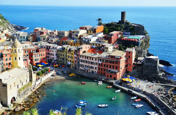 Traditional Mediterranean architecture of Vernazza, Italy — Stock Photo, Image