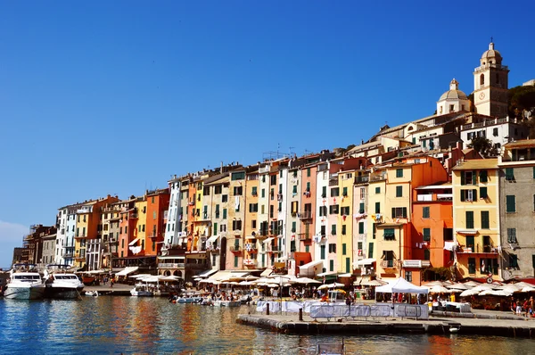 ポルトヴェーネレ、イタリアの伝統的な地中海の建築様式 — ストック写真