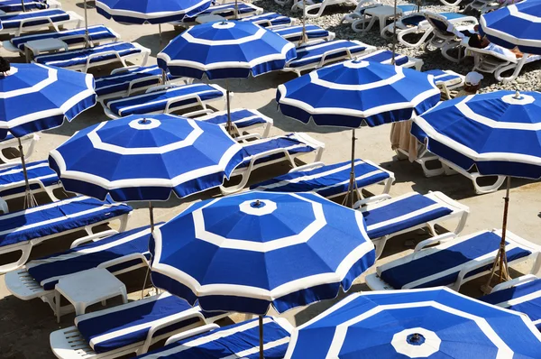 Mediterrán strand a forró nyári napon — Stock Fotó