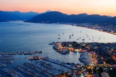 marmaris Limanı görünümünü geceleyin Türk Rivierası
