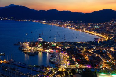 marmaris Limanı görünümünü geceleyin Türk Rivierası
