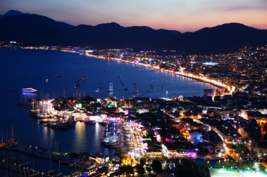 marmaris Limanı görünümünü geceleyin Türk Rivierası