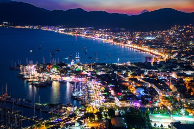 marmaris Limanı görünümünü geceleyin Türk Rivierası