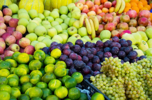 Vielfalt an frischem Bio-Obst am Straßenstand — Stockfoto