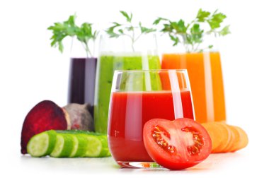 gözlük ile üzerine beyaz izole taze sebze suları