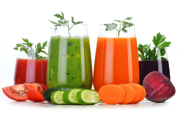 Vasos con zumos de verduras frescas aislados en blanco — Foto de Stock