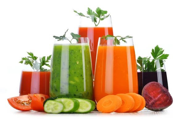 Vasos con zumos de verduras frescas aislados en blanco —  Fotos de Stock