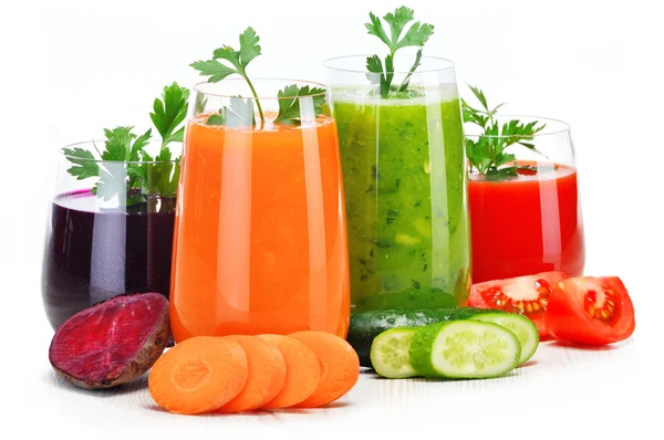 Vasos con zumos de verduras frescas aislados en blanco — Foto de Stock