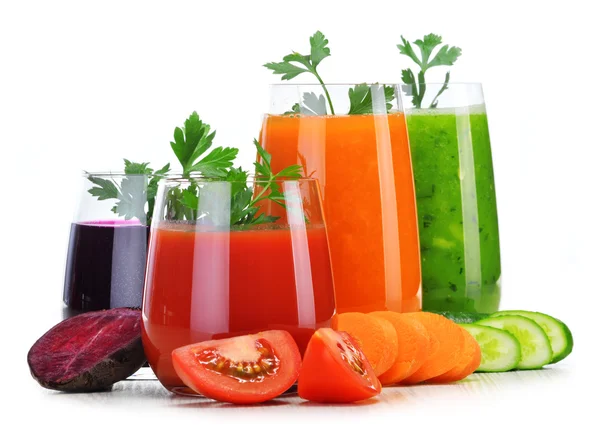Gläser mit frischen Gemüsesäften isoliert auf weiß — Stockfoto