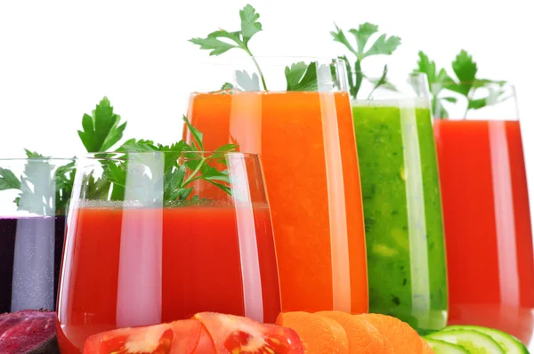 Vasos con zumos de verduras frescas aislados en blanco — Foto de Stock