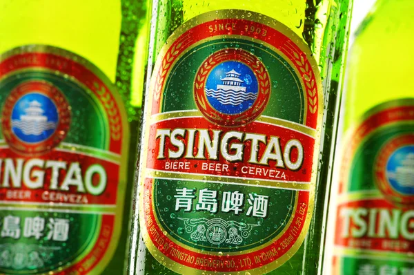 Skład butelek piwa Qingdao — Zdjęcie stockowe